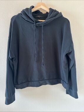 ♻️ Quince Black Relaxed Cropped Hoodie
